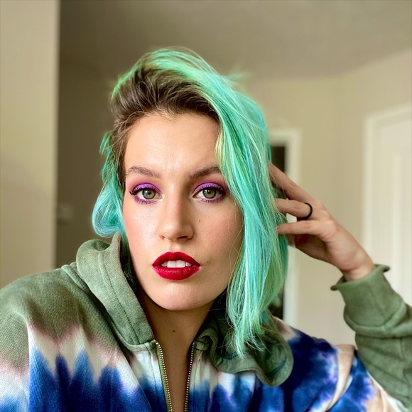 Meet your Posher, Laura - Picture 1 of 1